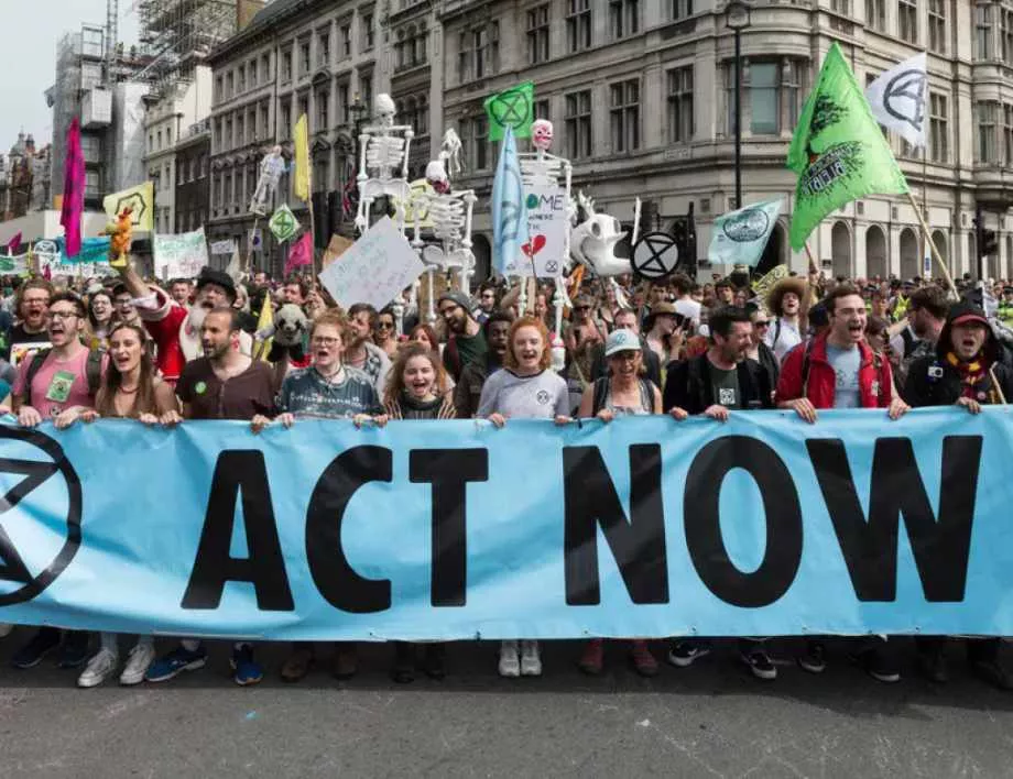 Масови протести срещу климатичните промени в цял свят, заедно с масови арести