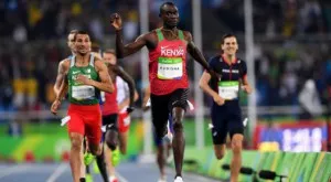 Гранд от Англия отива да играе футбол при най-издръжливите бегачи в света