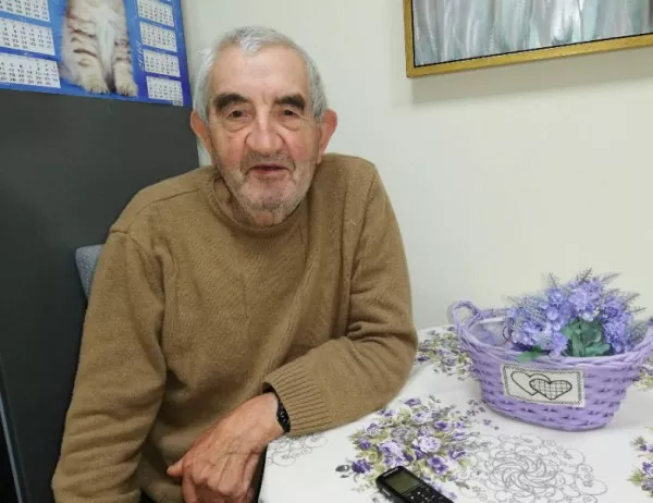 85-годишен дядо учи английски, за да си пише с унукинята в Белгия