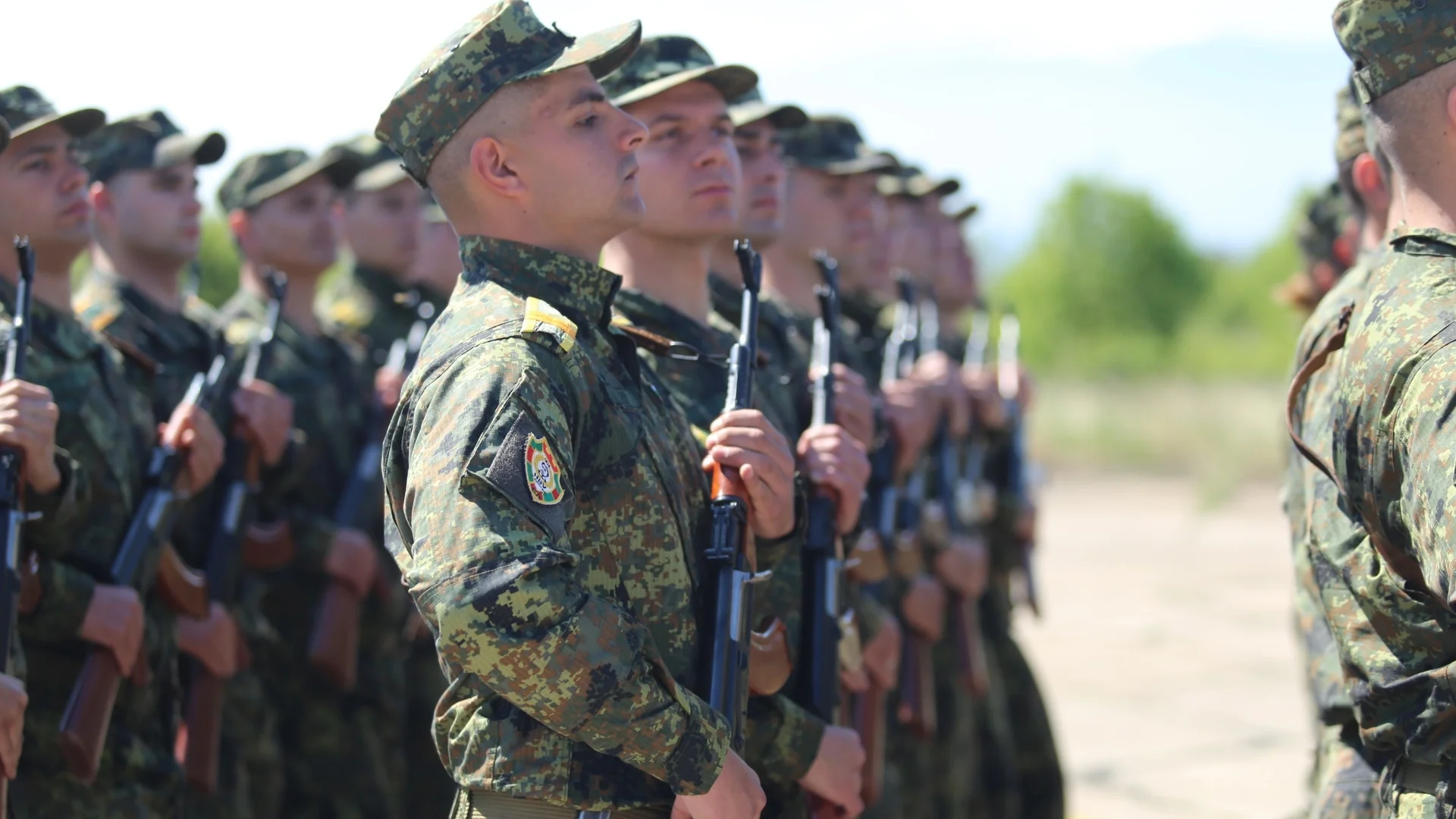 Заплатите на военните скачат 30%, реши парламентът