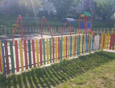Вандали разрушиха детска площадка в Благоевград