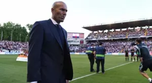 ВИДЕО: Кой и как повали и изрита Зидан в лицето на "Бернабеу"?