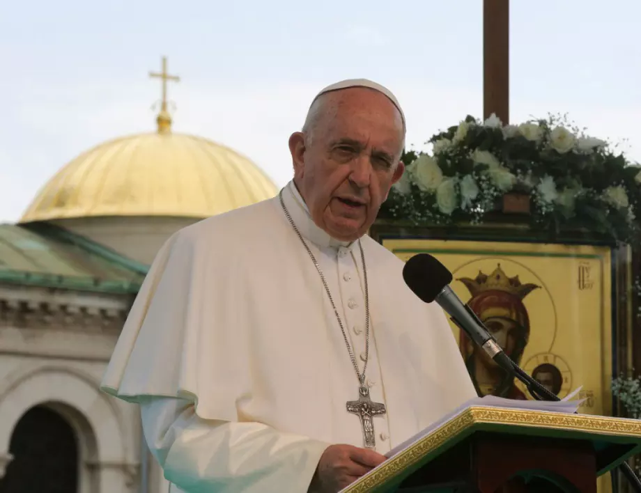Ватикана: Новината, че папата е под карантина заради коронавируса, е фалшификат