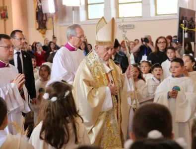 Папата даде първо причастие на стотици деца в Раковски (СНИМКИ+ВИДЕО)