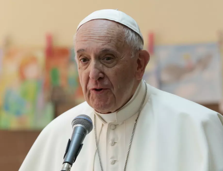 "Папата" харесал фотос на разголена пищна бразилка и породи много шеги в социалните мрежи (СНИМКИ)