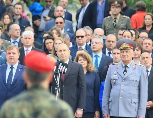 Президентът призова армията да бъде политически независима (ВИДЕО)