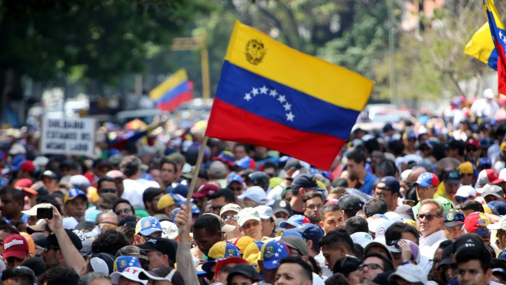 Арест за трима венецуелски опозиционни активисти след предизборен митинг