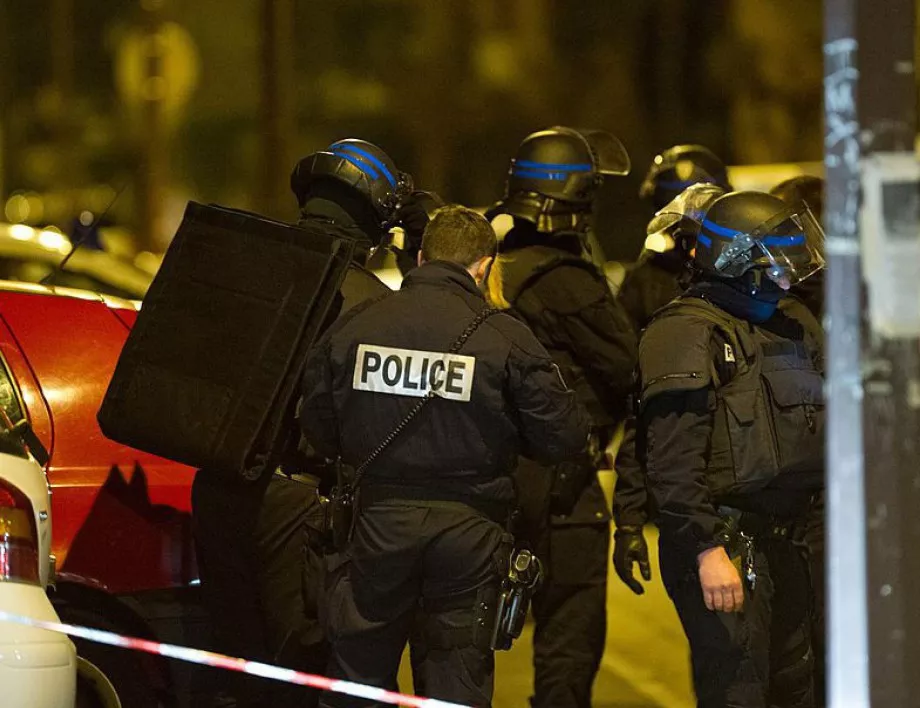 Разследват полицаи във Франция след сигнал за екстремистките им възгледи