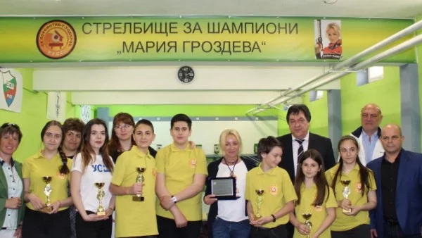Мария Гроздева с първи изстрел в обновената зала на русенско училище (СНИМКИ)