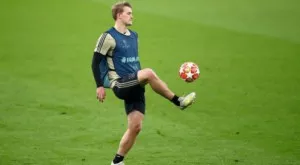 Де Лихт: Сякаш земята бе изчезнала под краката ни в края на мача