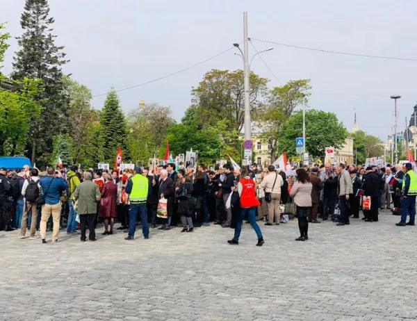Маршът на "Безсмъртния полк" премина през София, съпроводен с въпроси (ВИДЕО)