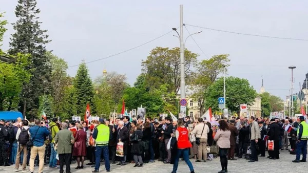 Маршът на "Безсмъртния полк" премина през София, съпроводен с въпроси (ВИДЕО)