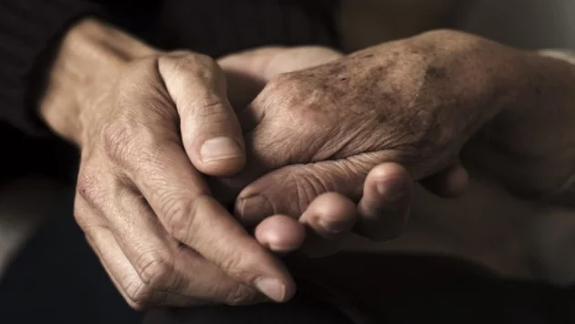 Мъж без дом живее в болницата в Бургас