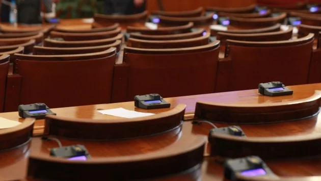 Обидно е хората, които правят законите на страната ни да не познават езика ни