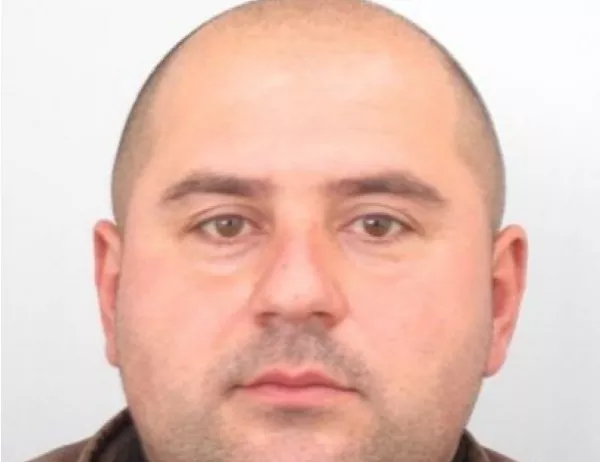Полицията издирва този мъж за убийството в Костенец