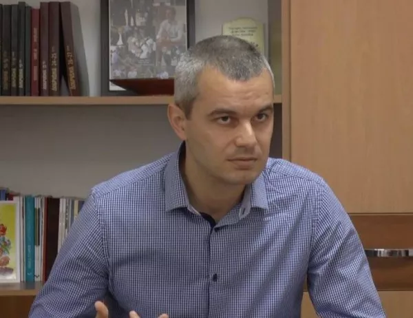 Костадинов: Вълчев обеща да спре обучителния курс, който изкривява историята ни