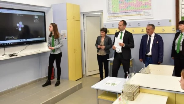 Математическата гимназия във Враца посрещна патронния си празник с обновени класни стаи