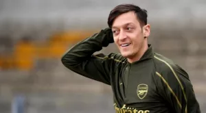 Най-големият входящ трансфер на Арсенал за лятото зависи от Йозил