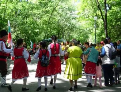 Народен събор в Лаута - песни, танци и дим от скари (ВИДЕО)