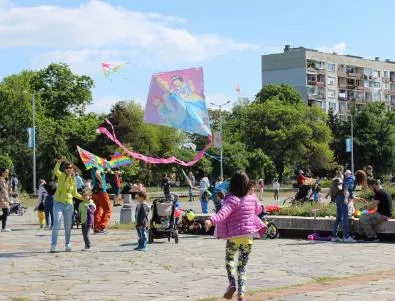 Шарени хвърчила оцветиха небето над Братската могила в Пловдив (СНИМКИ)