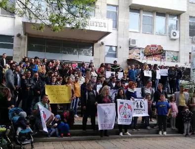 Стотици казаха в Добрич: Децата ни не са за продан!