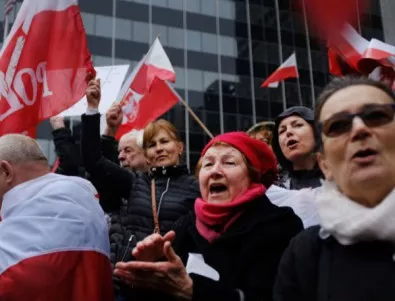 Стотици на протест пред американското посолство във Варшава 