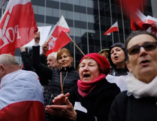 Стотици на протест пред американското посолство във Варшава 