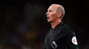 Майк Дийн - обикновен съдия или един от най-върлите футболни фенове? (ВИДЕО)