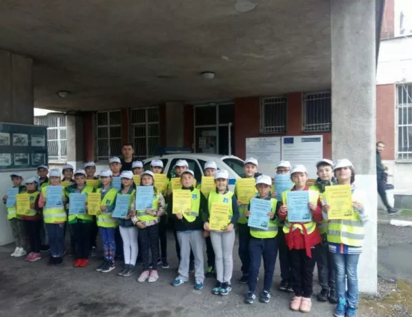 24 доброволци от Детското полицейско управление в Кюстендил успешно завършиха учебната година