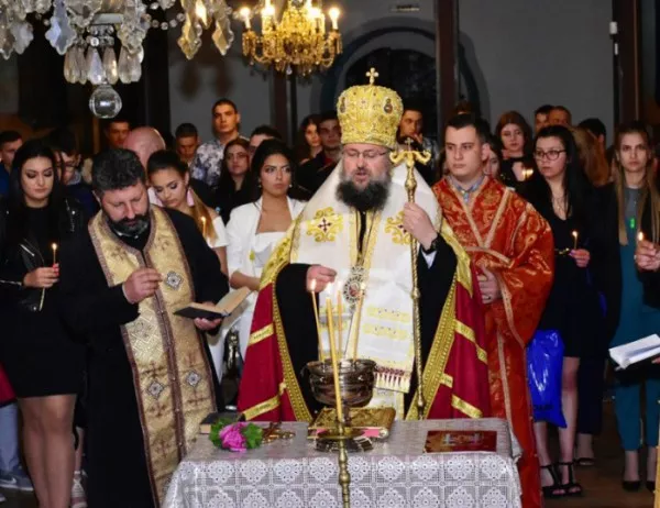 Митрополит Григорий отслужи молебен за зрелостниците във Враца