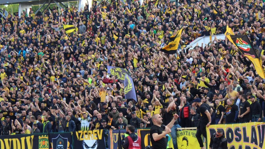  Феновете на Ботев (Пловдив) съблякоха футболистите след загубата във Враца
