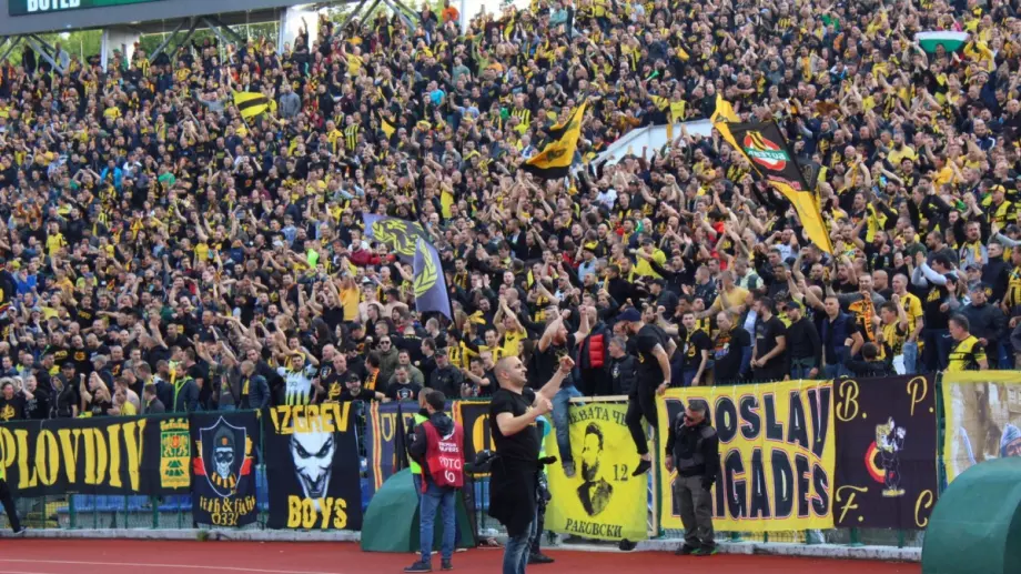 Ултрасите на Ботев Пловдив не оставиха играчите на АПОЕЛ да спят