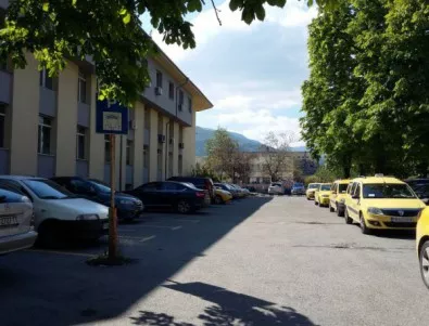 Решение: Медиците в Асеновград да закупят месечен абонамент, за да не плащат по 10 лв. на ден за паркинг