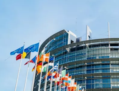 ЕП сваля имунитета на двама евродепутати заради корупционния скандал 