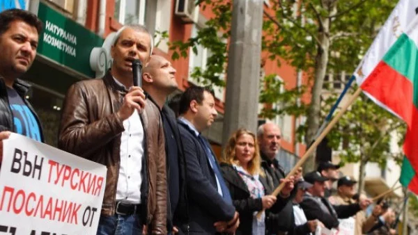 "Възраждане" протестира с искане да бъде изгонен турският посланик от България