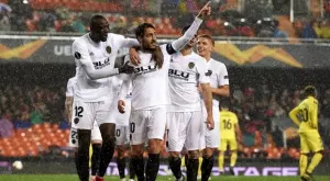 Дори и извън „Местая“ феновете на Валенсия подкрепят своя тим (ВИДЕО)