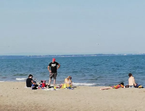 Плажът в Бургас вече прие доста хора преди официалното откриване на сезона