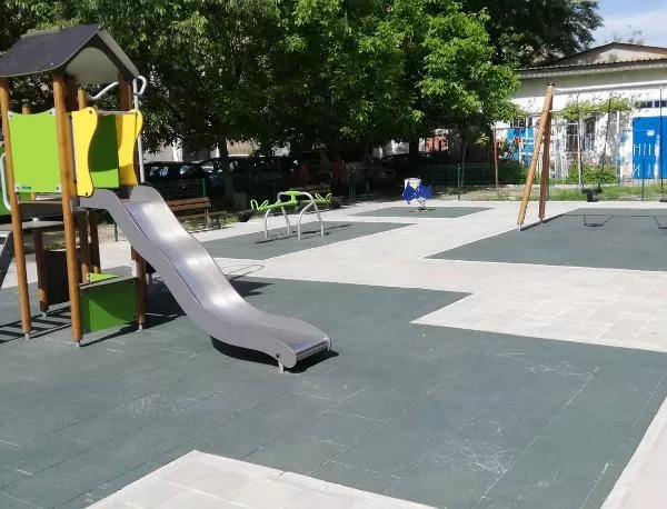 Нова детска площадка откриха в пловдивския район "Южен"
