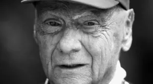 Ники Лауда в състезателен костюм за последния си "пилотаж", хиляди изпращат шампиона