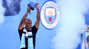 Компани дебютира като играещ треньор, даде си пълни 90 минути на терена (ВИДЕО)