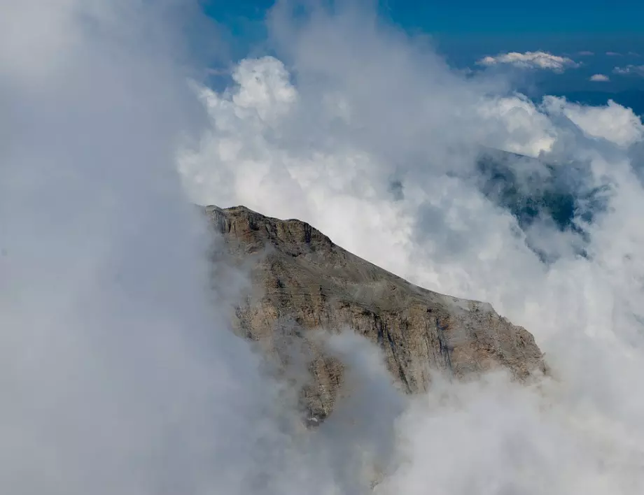 Двама туристи загинаха след лавина на връх Олимп