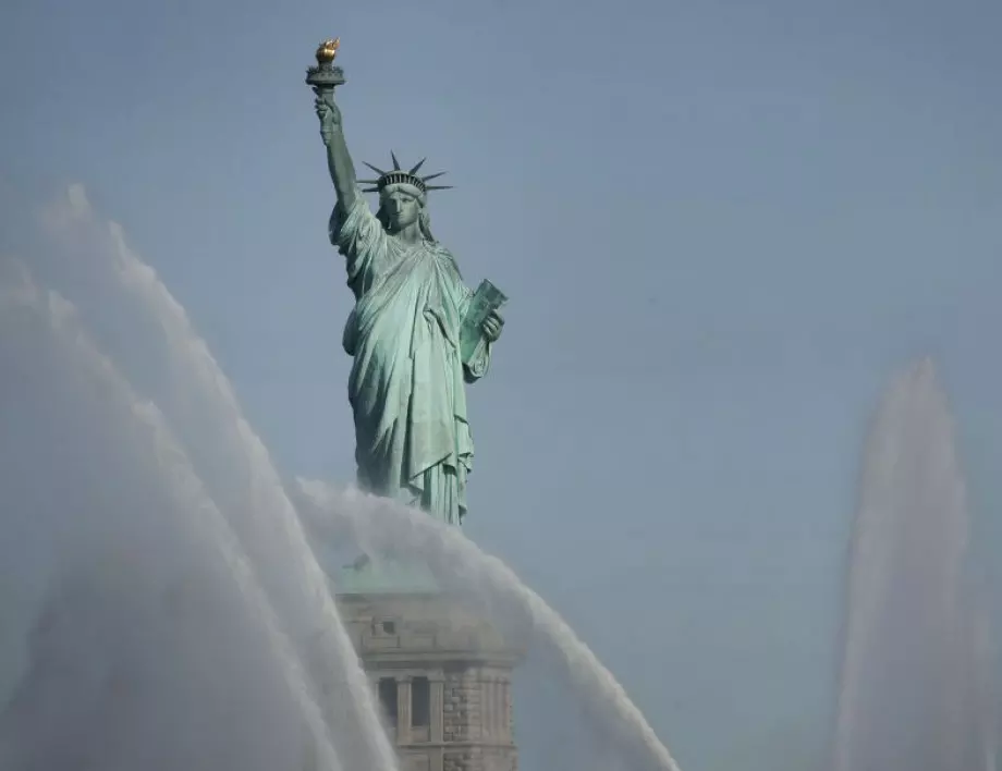 Статуята на Свободата пристига в пристанището на Ню Йорк