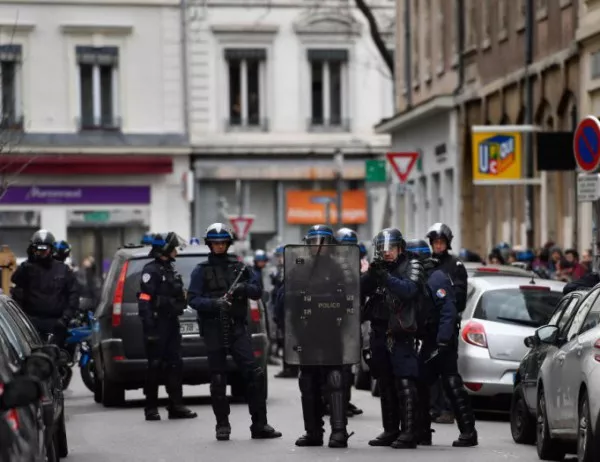Френската полиция арестува двама заподозрени за бомбата в Лион 