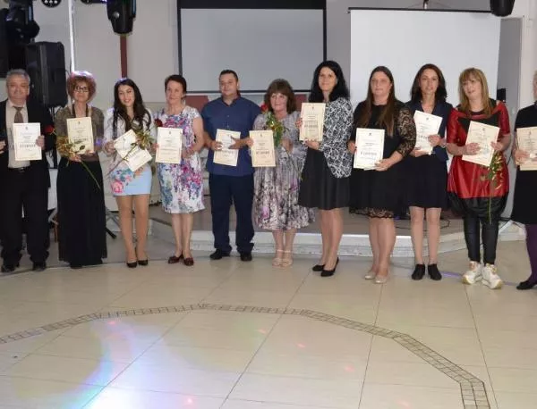12 казанлъшки учители бяха отличени за работата си в навечерието на 24 май