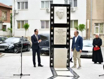 Откриха паметник на кинорежисьора Людмил Кирков във Враца
