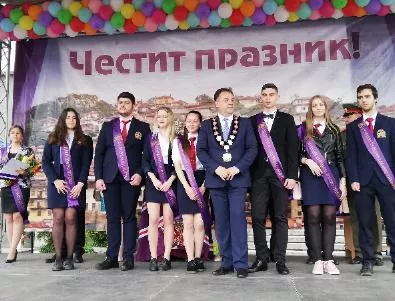 Община Велико Търново награди 54 отличници за 24 май (СНИМКИ)