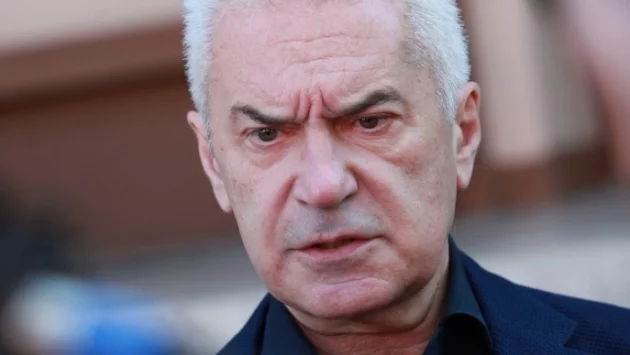 За Сидеров времето при "Обединени патриоти" е с превалявания, коментира теглото на Каракачанов