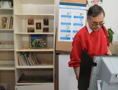 Депутатите умуват как да комбинират машинното и ръчното гласуване