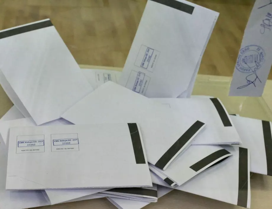 Отпечатват 7 млн. хартиени бюлетини и 25 хил. ролки за машините за вота през април