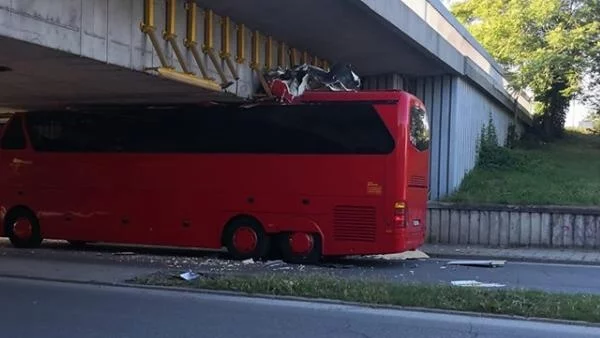 Автобус се заклещи под мост в Пловдив, остана без покрив